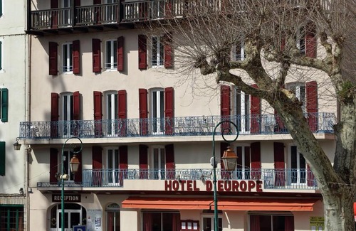 Meyrueis Hotel | Elegant Hotel De l'Europe: Oceanfront & Pet-Friendly Retreat