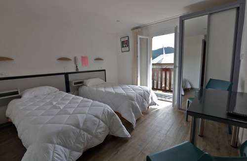 Meyrueis Hotel | Relax at Hotel De L Europe: Pool & Breakfast Included