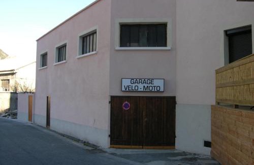 Briancon Hotel | Inviting Hotel de la Gare: Pool, Restaurant & Family-Friendly