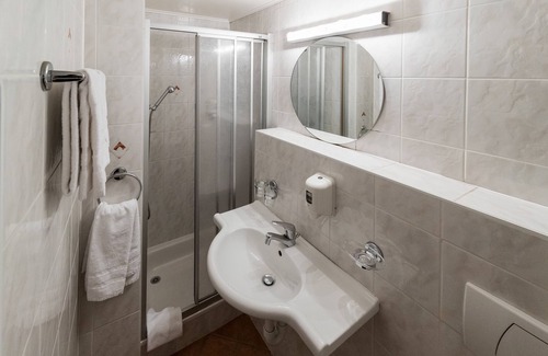 Corsier-sur-Vevey Hotel | Discover Comfort at Hotel de la Place with Family-Friendly Amenities