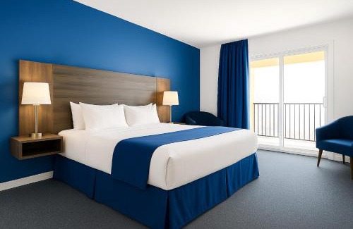 Sorel-Tracy Bed & Breakfast | Discover Comfort at Hotel de la Rive with Hot Tub Access