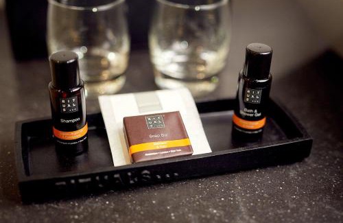 Den Burg Hotel | Delight in Comfort at Hotel De Lindeboom - 8.6 Rated Stay