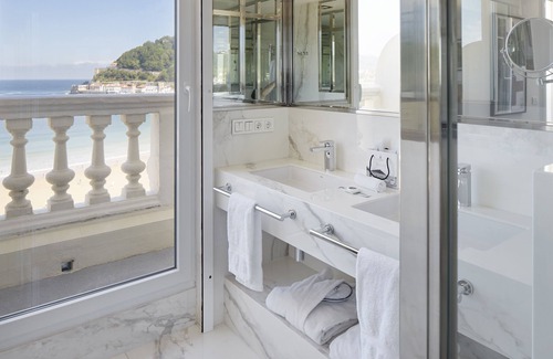 San Sebastian Centro Hotel | Elegant Escape at Hotel de Londres y de Inglaterra