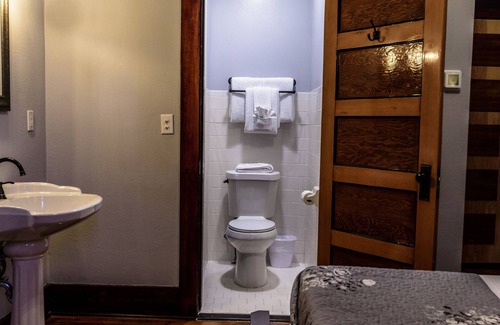 De Funiak Springs Hotel | Discover Comfort at Hotel DeFuniak - 4-Star Amenities Await