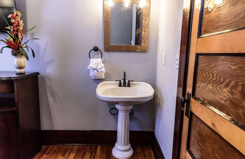 De Funiak Springs Hotel | Discover Comfort at Hotel DeFuniak - 4-Star Amenities Await