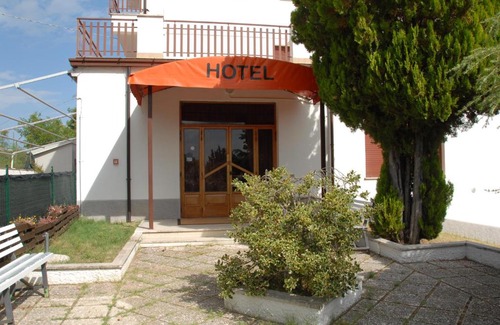 Montedinove Hotel | Discover Hotel Del Duca: Pet-Friendly with Breakfast Included