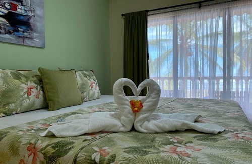Bejuco Hotel | Relax at Hotel Delfin Playa Bejuco with Pool & Spa