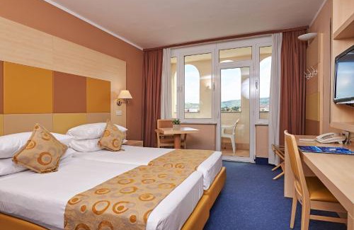 Izola Hotel | Discover Hotel Delfin: Oceanfront Retreat with Pool Access