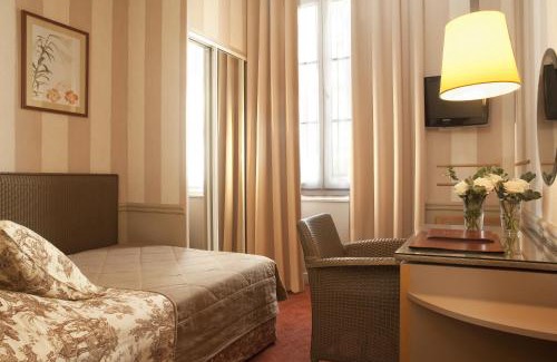 Les Iles Hotel | Quaint Hôtel Des Deux-Iles - Notre-Dame with Breakfast Included