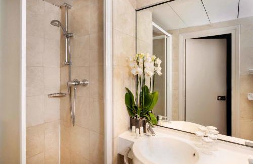 Les Iles Hotel | Quaint Hôtel Des Deux-Iles - Notre-Dame with Breakfast Included