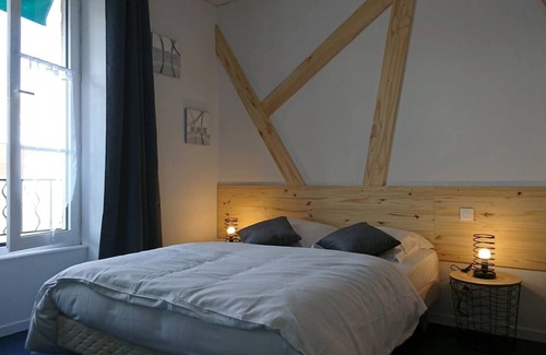 Salles-en-Toulon Hotel | Charming Hotel des Deux Porches: Family-Friendly Retreat