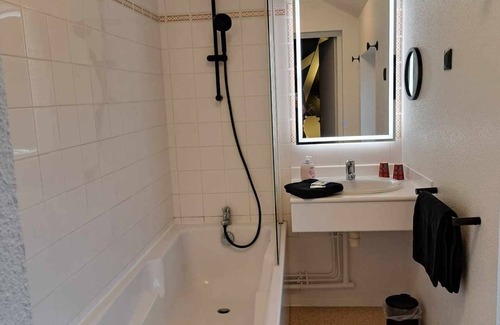 Salles-en-Toulon Hotel | Charming Hotel des Deux Porches: Family-Friendly Retreat