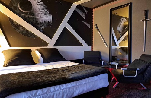 Salles-en-Toulon Hotel | Charming Hotel des Deux Porches: Family-Friendly Retreat