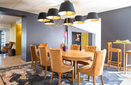 Notre-Dame Hotel | Discover Hotel des Lys: Pet-Friendly & Family-Approved Stay
