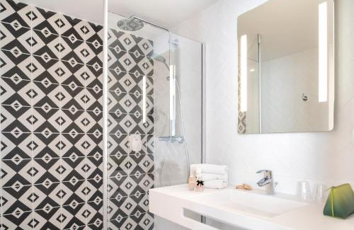 Notre-Dame Hotel | Discover Hotel des Lys: Pet-Friendly & Family-Approved Stay