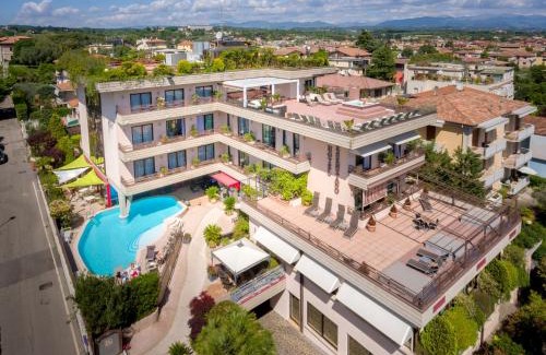 Desenzano del Garda Hotel | Relaxing Hotel Desenzano: Oceanfront Views & Poolside Fun