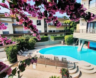 Desenzano del Garda Hotel | Relaxing Hotel Desenzano: Oceanfront Views & Poolside Fun