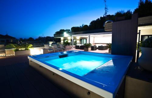 Desenzano del Garda Hotel | Relaxing Hotel Desenzano: Oceanfront Views & Poolside Fun