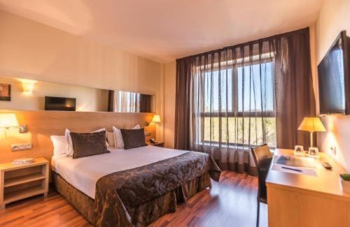 Sant Pere de Ribes Hotel | Discover Hotel Desitges: Oceanfront Bliss with Pool & Dining