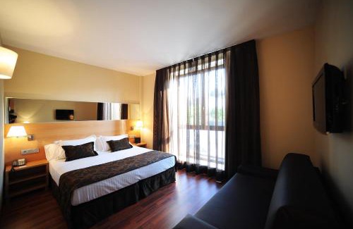 Sant Pere de Ribes Hotel | Discover Hotel Desitges: Oceanfront Bliss with Pool & Dining