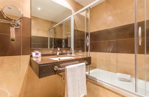 Sant Pere de Ribes Hotel | Discover Hotel Desitges: Oceanfront Bliss with Pool & Dining