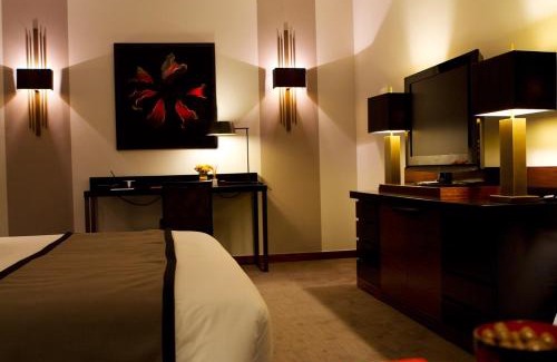 Oliveira De Azemeis Hotel | Discover Hotel Dighton: 4-Star Comfort with Pool & Dining
