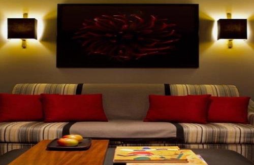 Oliveira De Azemeis Hotel | Discover Hotel Dighton: 4-Star Comfort with Pool & Dining