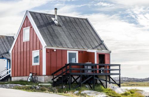Qeqertarsuaq Hotel | Experience Oceanfront Bliss at Hotel Disko Island