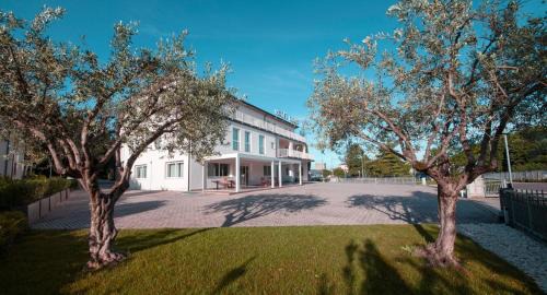 Castelnuovo del Garda Hotel | Discover Hotel Dorè: Family-Friendly with Spa & Restaurant