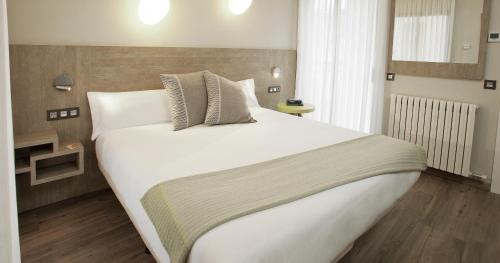 Ainsa Hotel | Discover Hotel Dos Rios Origen: Poolside Relaxation Awaits