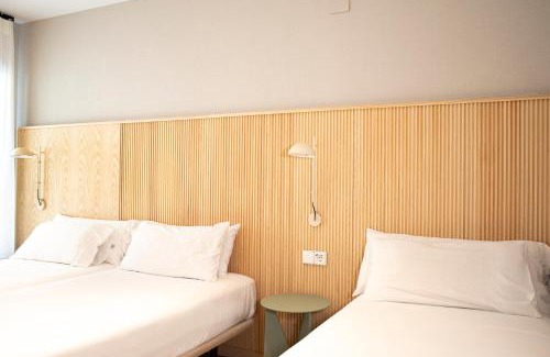 Ainsa Hotel | Discover Hotel Dos Rios Origen: Poolside Relaxation Awaits