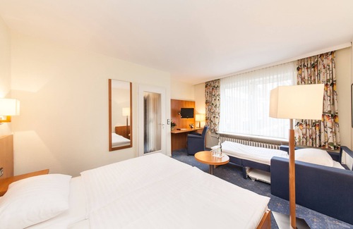 Elmshorn Hotel | Cozy Hotel Drei Kronen Elmshorn with Breakfast Included