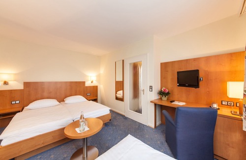 Elmshorn Hotel | Cozy Hotel Drei Kronen Elmshorn with Breakfast Included
