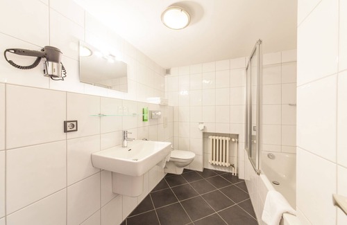 Elmshorn Hotel | Cozy Hotel Drei Kronen Elmshorn with Breakfast Included