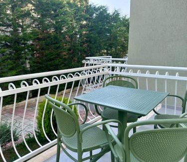Tushemisht Hotel | Relax at Hotel Driloni: 4-Star Comfort with Pool & Hot Tub