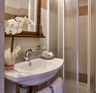 Agios Lavrentios Hotel | Unwind at Hotel Dryades and Spa with Private Pool & Hot Tub