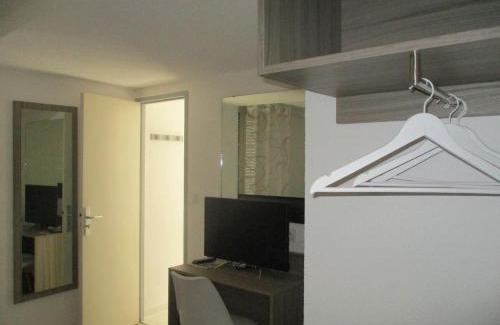 Pont-Saint-Esprit Hotel | Discover Hotel Du Commerce: Pet Friendly with Breakfast Included