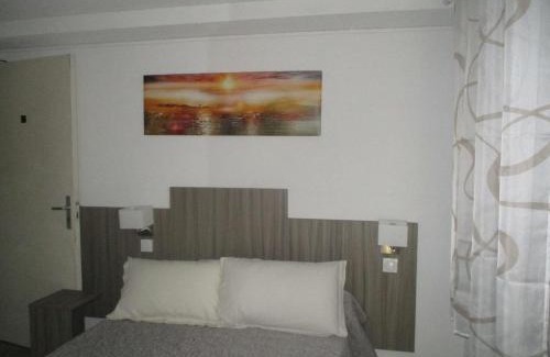 Pont-Saint-Esprit Hotel | Discover Hotel Du Commerce: Pet Friendly with Breakfast Included