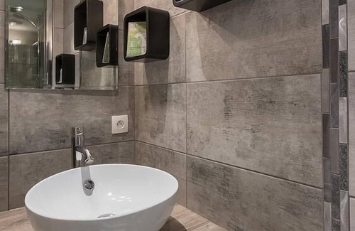 Thones Hotel | Discover Hotel du Midi: Family-Friendly & Accessible Stays