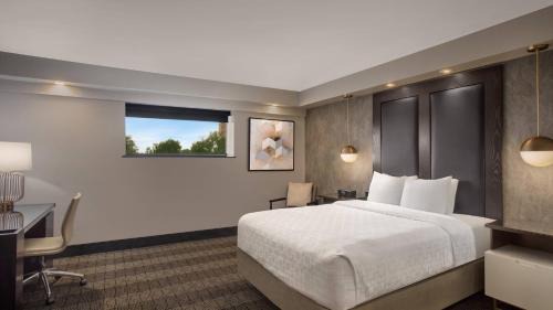 Governor's Walk Hotel | Discover Hotel Duval: 4-Star Retreat with Pool & Dining