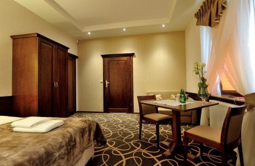 Swidnik Hotel | Outstanding Hotel Dwór Choiny: Pet-Friendly & Family Amenities