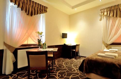 Swidnik Hotel | Outstanding Hotel Dwór Choiny: Pet-Friendly & Family Amenities