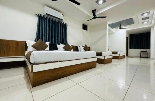 Jetpur Hotel | Welcoming Dwarika Inn: Family-Friendly & Accessible Stay