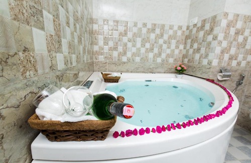 Sauraha Hotel | Discover Hotel Earth Light Sauraha: Pool & Hot Tub Bliss