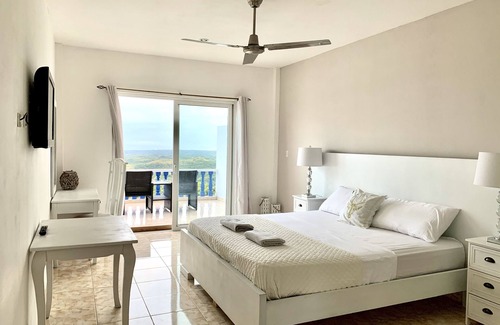 San Jose Hotel | Relax at Hotel Eclipse: Ocean Views & Inviting Amenities