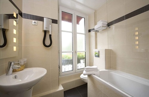 16th Arrondissement Hotel | Cozy Hotel Eiffel Kennedy: Spa & Breakfast Near the Iconic Tower