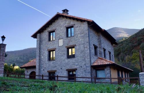 Posada de Valdeon Hotel | Discover Hotel Eigón: Highly Rated with Dining Options