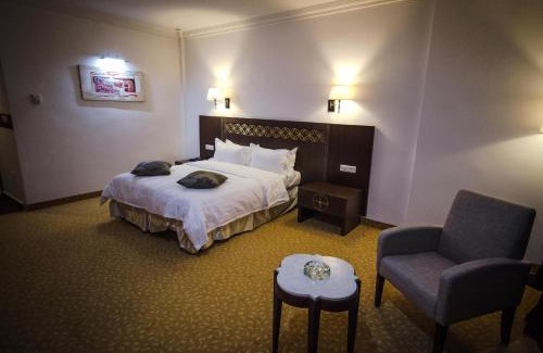 Constantine Hotel | Discover Hotel El Bey: Family-Friendly with Hot Tub Access