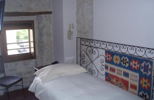 Puente La Reina Hotel | Discover Hotel El Cerco: Rated 9.1 with Family-Friendly Amenities
