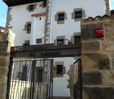 Puente La Reina Hotel | Discover Hotel El Cerco: Rated 9.1 with Family-Friendly Amenities